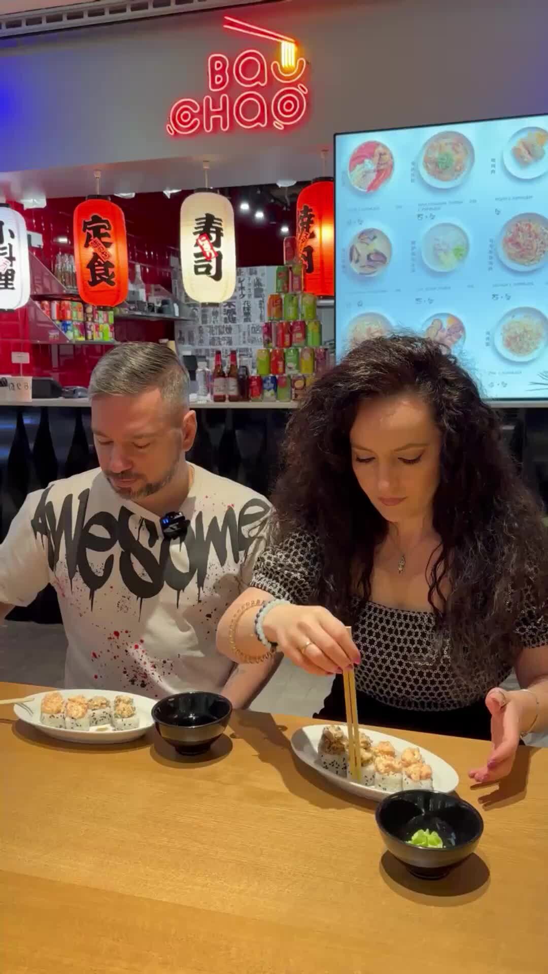 Семья за столом в кафе. Семейный праздник в ресторане. Ужин в ресторане с семьей. Семьи рестораторов. Семья с детьми в ресторане.