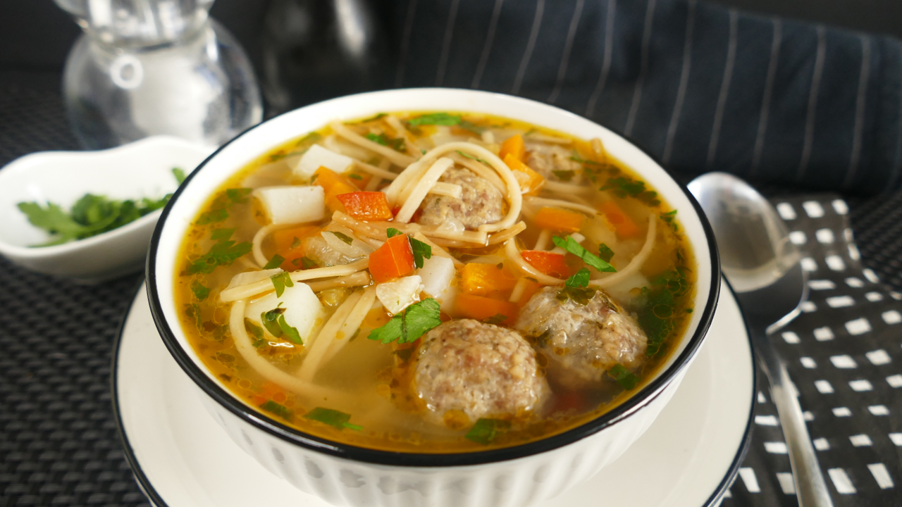 суп с фрикадельками ккал. суп с фрикадельками и зеленым горошком. калорийность супа с фрикадельками и картошкой и вермишелью. суп с фрикадельками и вермишелью калорийность. учимся готовить суп с фрикадельками для начала.