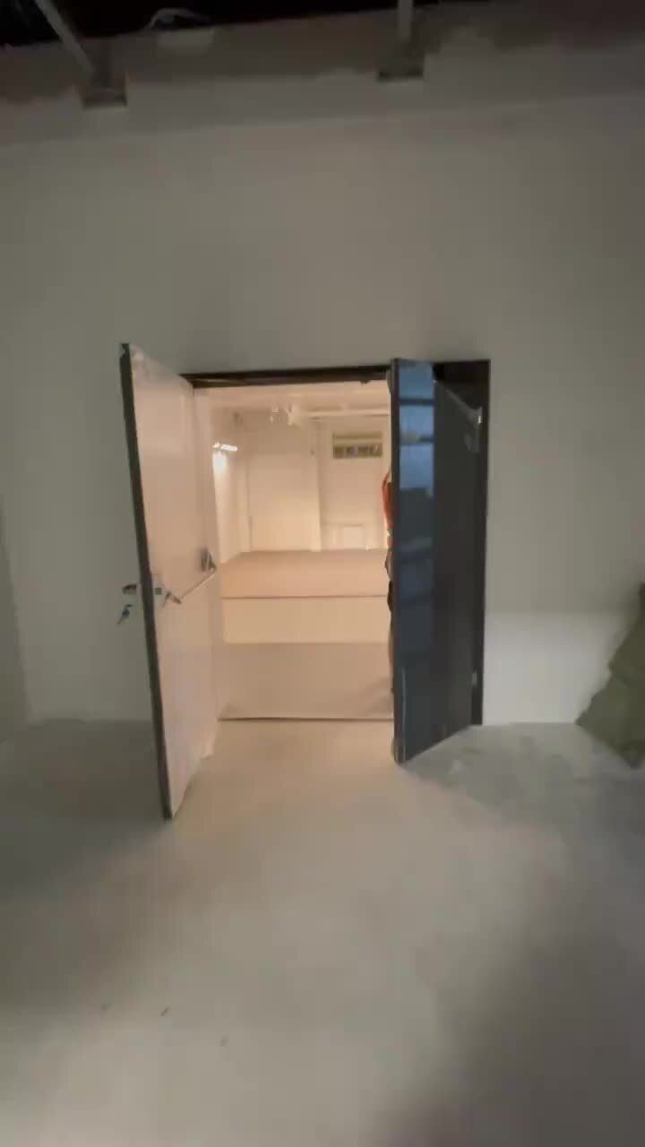 железная дверь в тюрьме. двери закрываются. черная дверь. старинная дверь. все больше дверей закрытых.