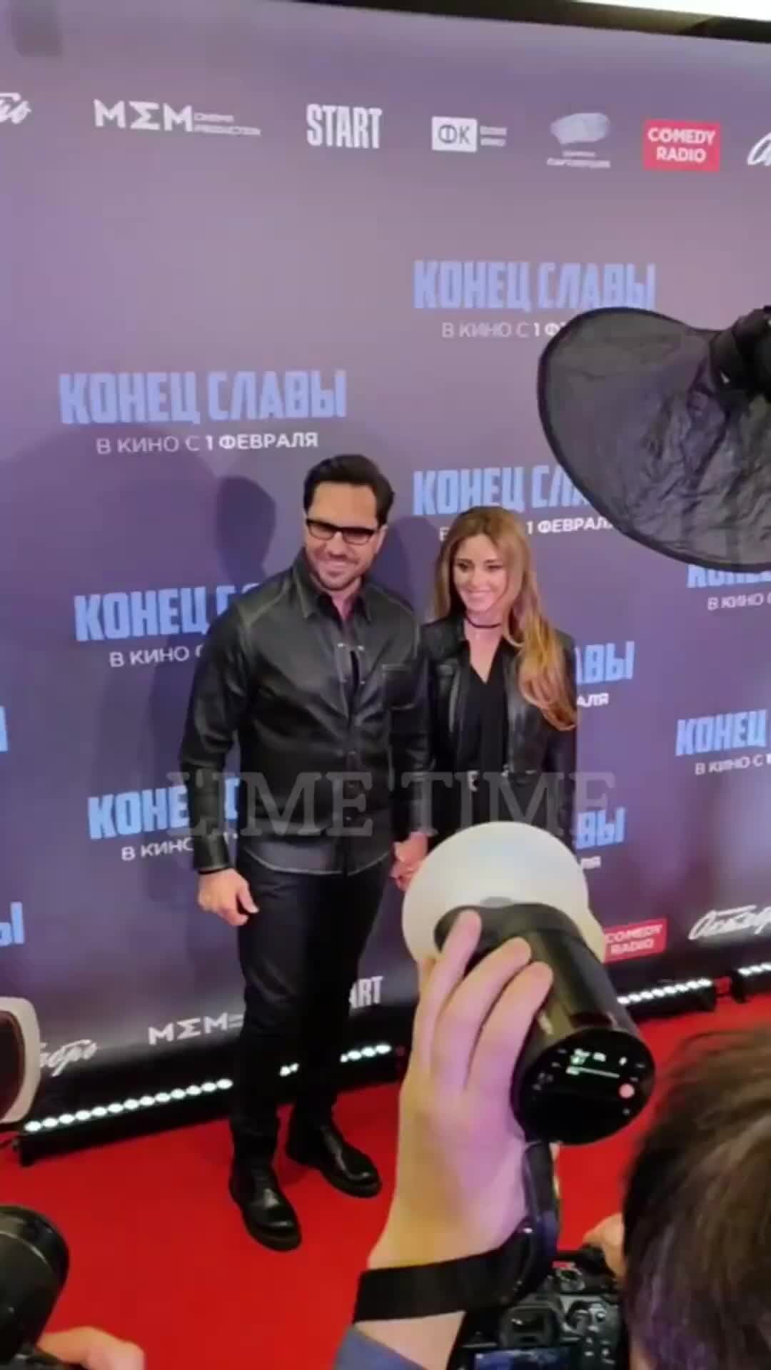 Нигде не работает. Делаю вид что работаю картинки. Прикол про безработную. Не спать на работе приколы. Мем когда уволили с работы.