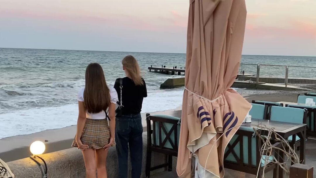 девушка диджей в наушниках. девушка музыка. обои на рабочий стол девушка с гитарой. девушка диджей. молодая певица с гитарой.