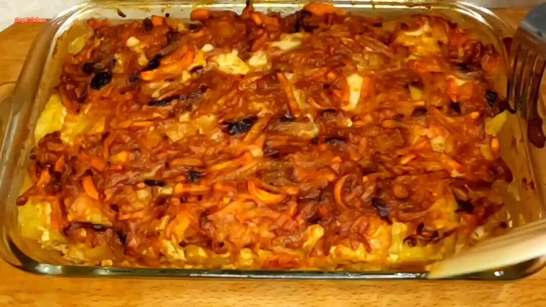 картофельный гратен с ветчиной. запеканка картофельная с овощами. фарш картофель яйцо в духовке. картофельная запеканка с фаршем и сыром. картофель запеченный с фаршем в духовке.