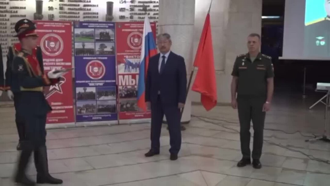 дайте танк. дайте танк обложка. дайте танк на вырост. песня на вырост. дайте танк кадры из клипов.