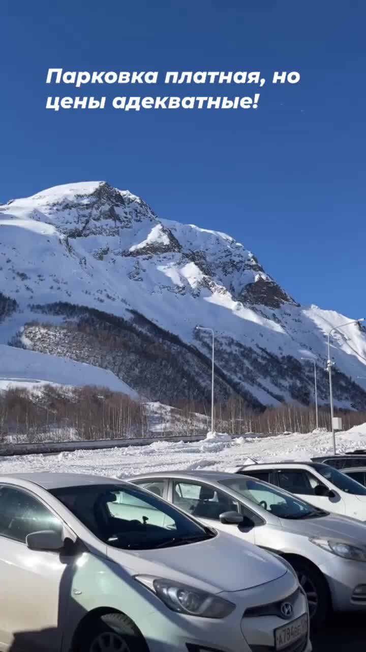 красная машинка едет. машинка бип бип. парень за рулем автомобиля. ехали машины. в машине едет пассажир песня.