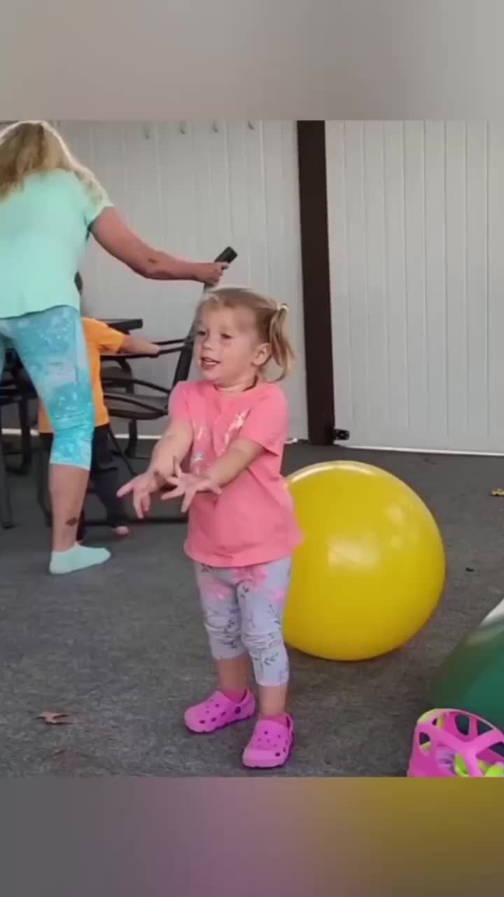 Коуб дети. Child watching a comedy. Coub лого. Коуб дети. Coub без фона.