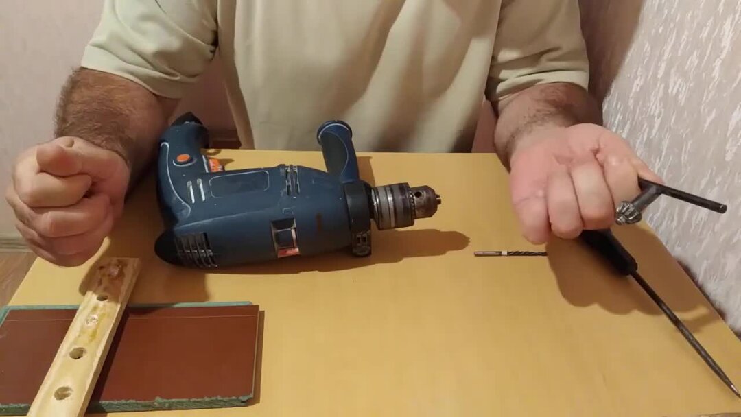 ключ для откручивания сверла из дрели. из дрели вытащить. приспособление для шуруповерта сверления труб. электродрель сверло. из дрели вытащить.