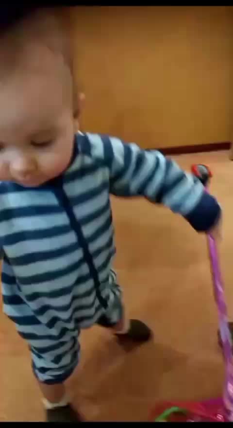 С сестрой пока мамы нет дома. С сестрой пока мамы нет дома