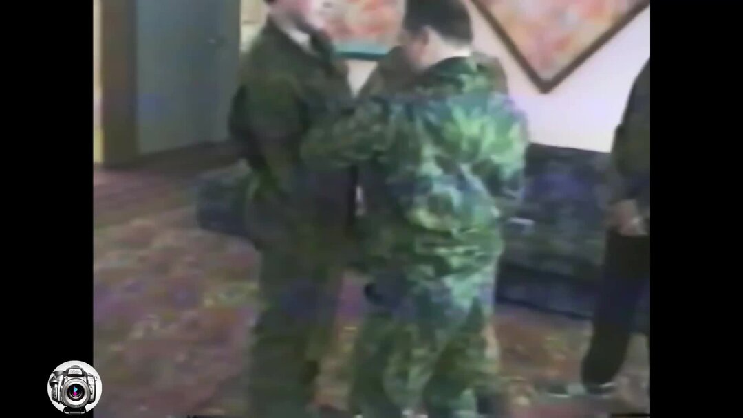 девушки в леггинсах в транспорте. красивые девушки засветились. юбки под партой трусы. незаметно показывает. девушка в поезде.