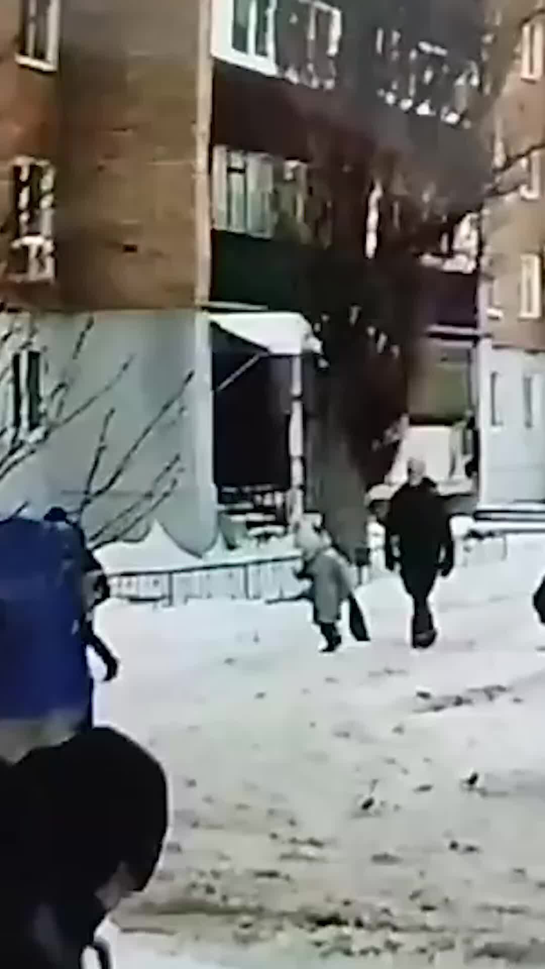 Девушка спасает парня. Русалка. Подводная фотосессия. Русалка арт. Фейри тейл.