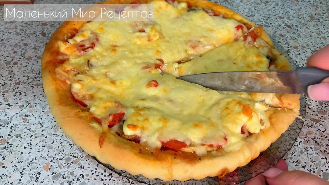 Рецепты пиццы для пиццерии. Пицца с тонким тестом. Пиццерия арлекин в южно-сахалинск. Рецепт теста для пиццы в пиццерии. Тесто для пиццы рецепт в домашних.