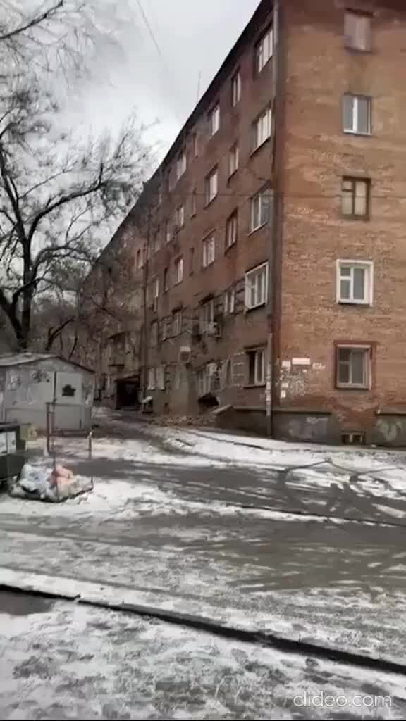 Уборка мужчина. Правильное мытье полов. Уборка дома. Парень убирается. Уборка в комнате.