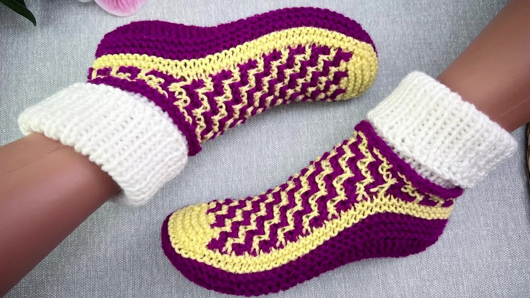 Следки тапочки марина курцева. Тапочки следки василиса жолтикова. Детские следки тапочки. Следки 40803. Следки спицами ребенку 3 года.