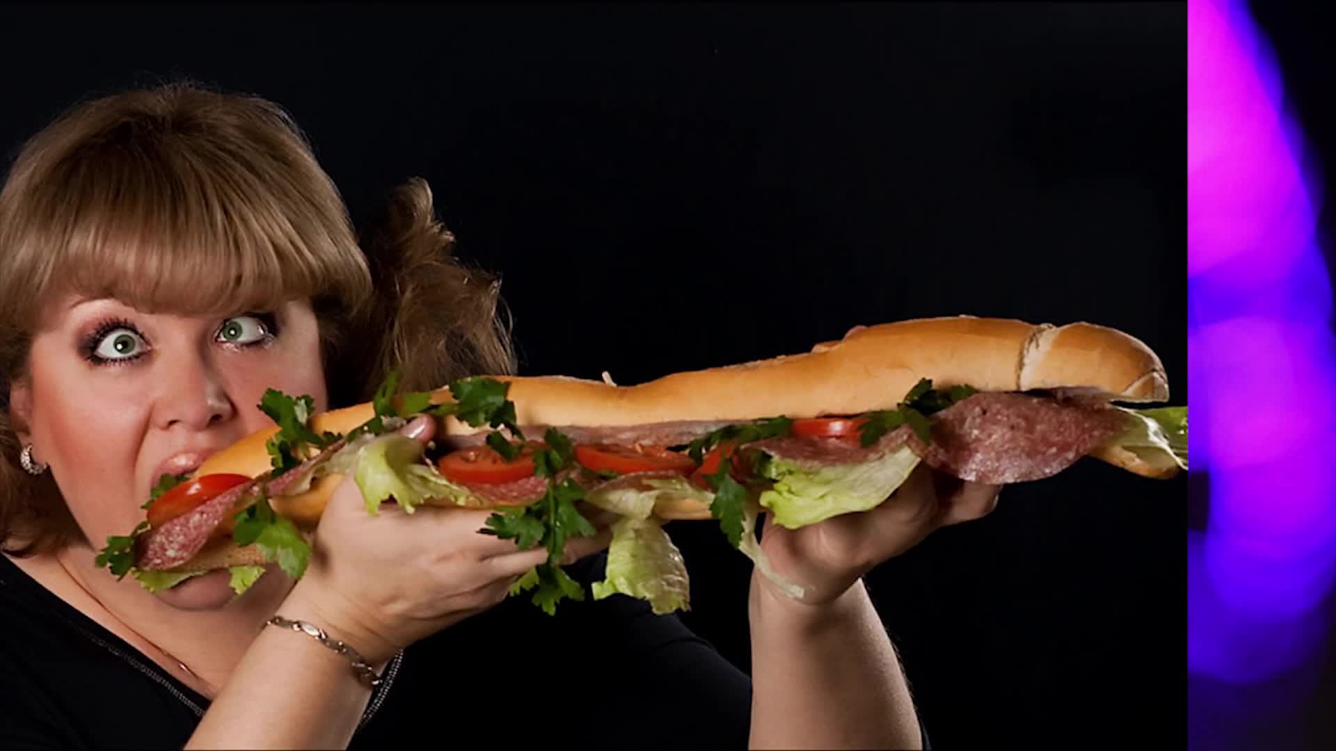 Съесть совсем. Девушка с бутербродом. Девушка с едой. Обжорство. Девушка ест бутерброд.