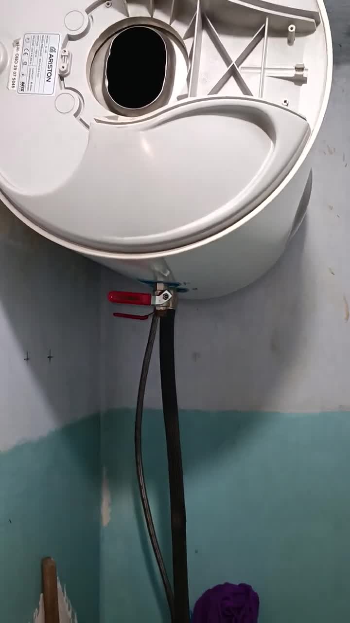 Слив воды из водонагревателя термекс 80 литров. Слив воды с бойлера термекс 80. Слив воды с бойлера термекс 80. Клапан бойлера течет предохранительный. Почему вода холодная с бойлера.