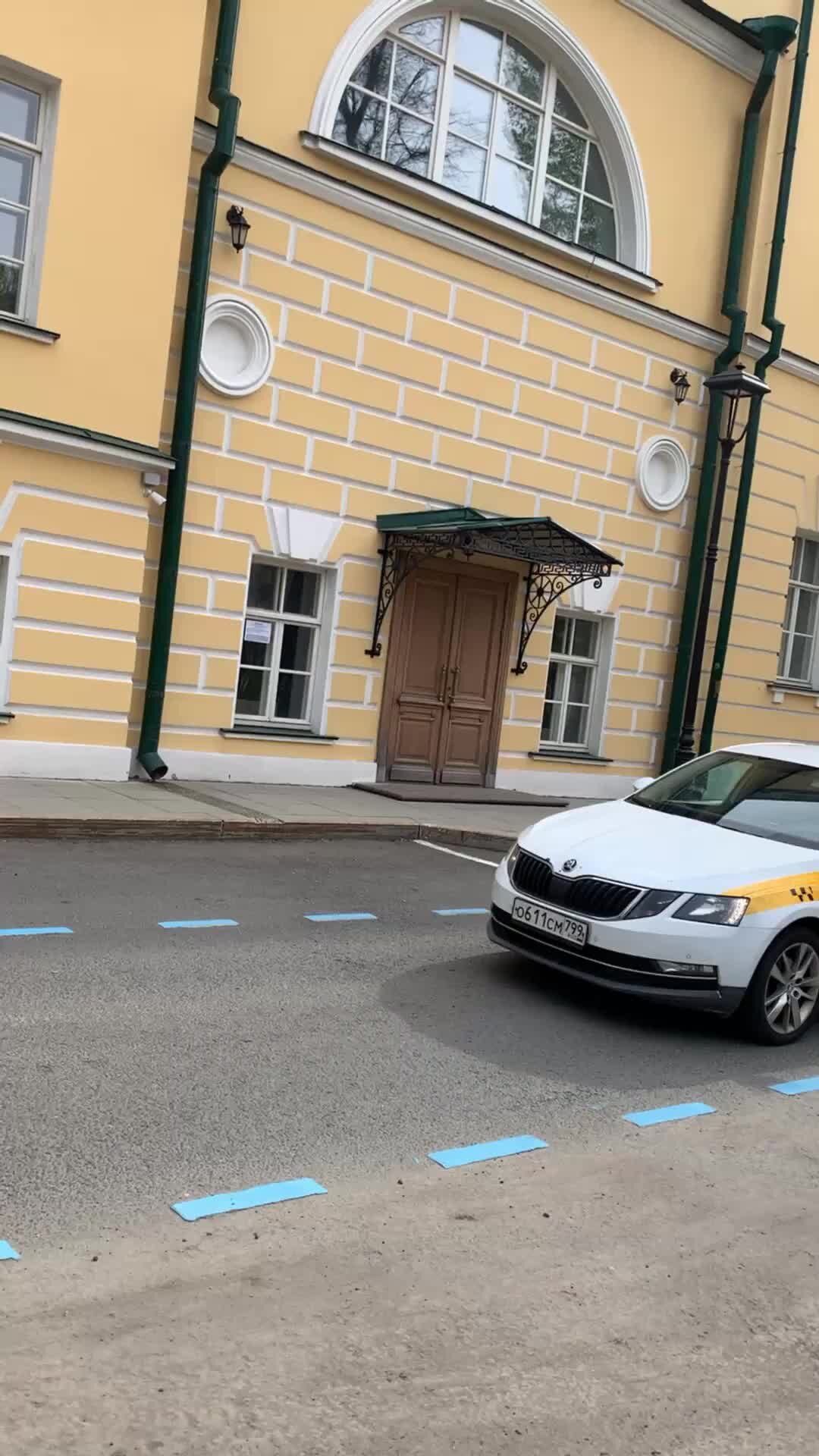 Начни свой день с улыбки | Забредать в московские переулки и просто  смотреть по сторонам- сплошное удовольствие. Особняк Юсуповых в Москве |  Дзен