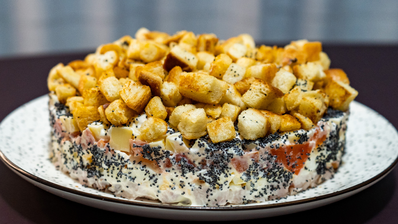 Салат под кайфом с копченой курицей и маком. Салат курица под кайфом с копченой курицей. Салат курица с маком сухарики. Салат с маком и сухариками. Салат с маком и копченой курицей рецепт.