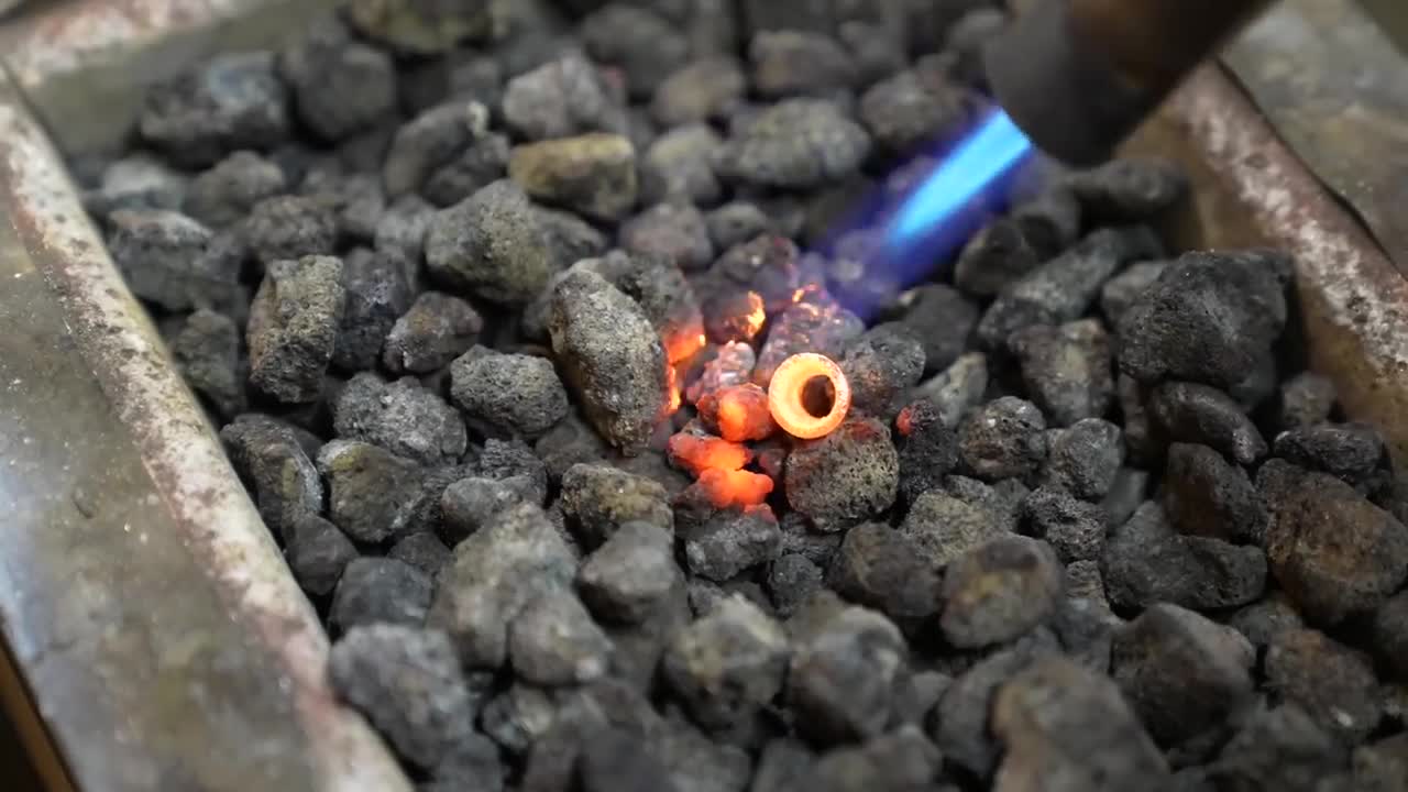 Ремесленничество. Кузнец 2023 год. Кузнец профессия. Женщина кузнец. Кузница.