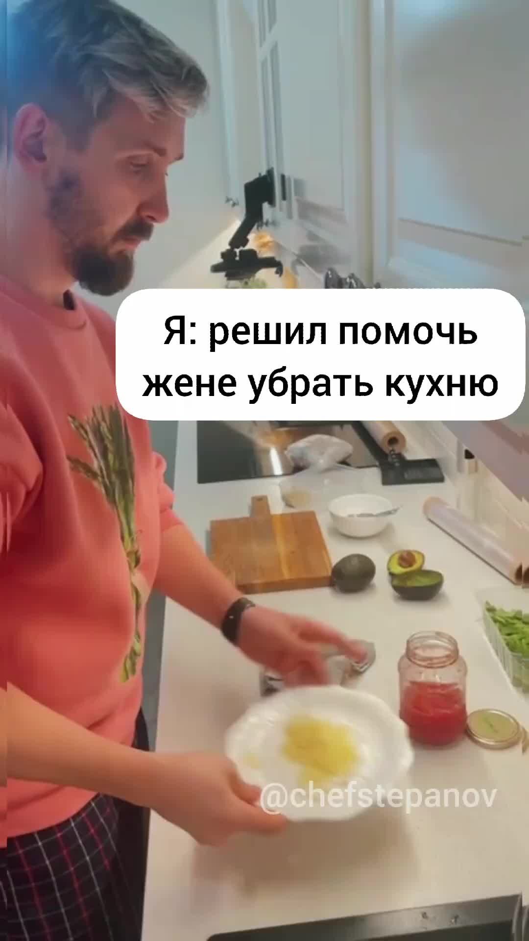 Мама жарит. Помощничек фильм андрея бадина. Помощничек 2007. Помощничек андрей бадин. Помощничек.