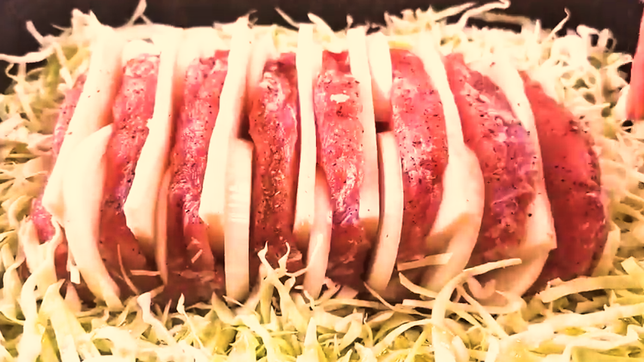 Вкусное сало в духовке в фольге. Свинина с салом в духовке. Свинина с салом в духовке в фольге. Свиная грудинка запеченная в духовке в фольге. Сало в духовке запеченное в фольге.