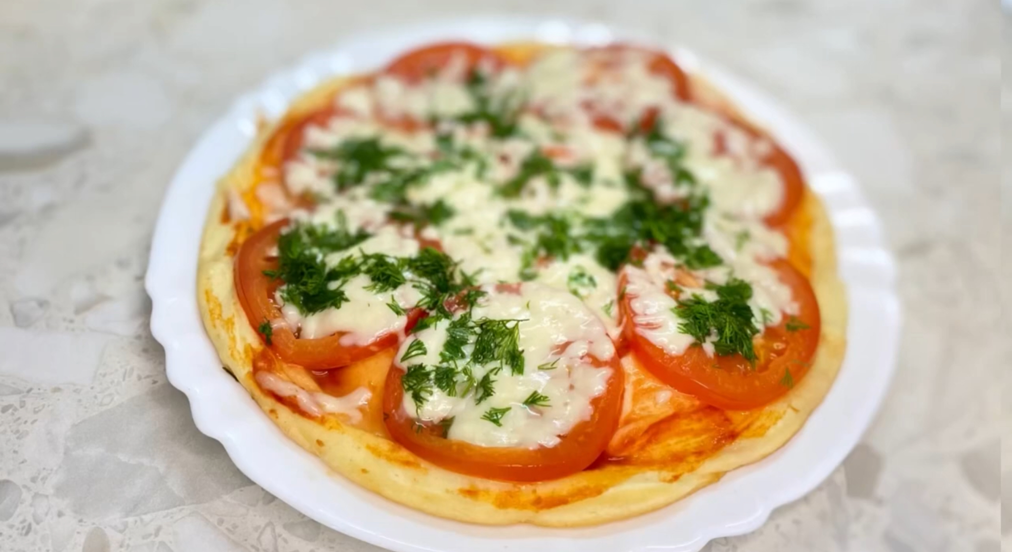 Помидоры фаршированные чесноком. Помидоры со сметаной и сыром. Помидоры фаршированные сыром. Помидоры фаршированные сыром и чесноком. Закуска помидоры с сыром и чесноком.