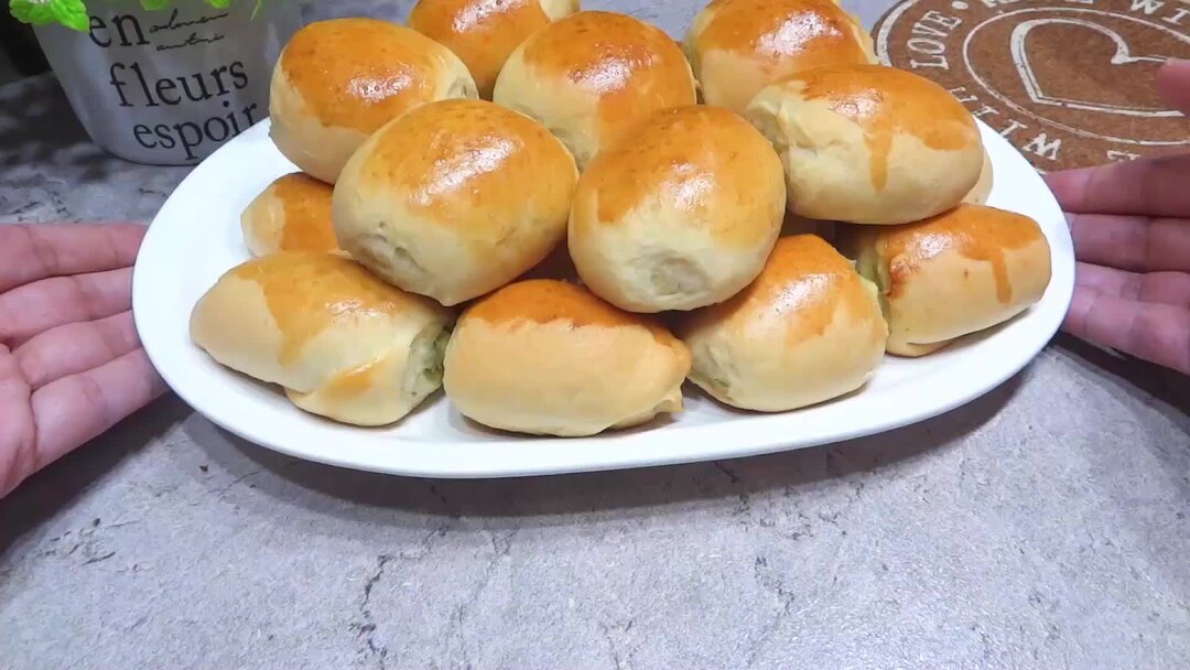 Пышные булочки. Пирожки с капустой в духовке. Рецепт дрожжевого теста на пирожки. Булочки на дрожжевом тесте. Рецепт вкуснейшего быстрого дрожжевого теста.