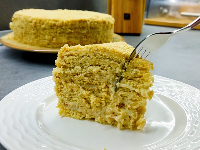 медовый торт со сливочным кремом. торт медовик с заварным кремом. торт медовик блинный. медовый торт с заварным кремом. медовик со сметанным кремом.