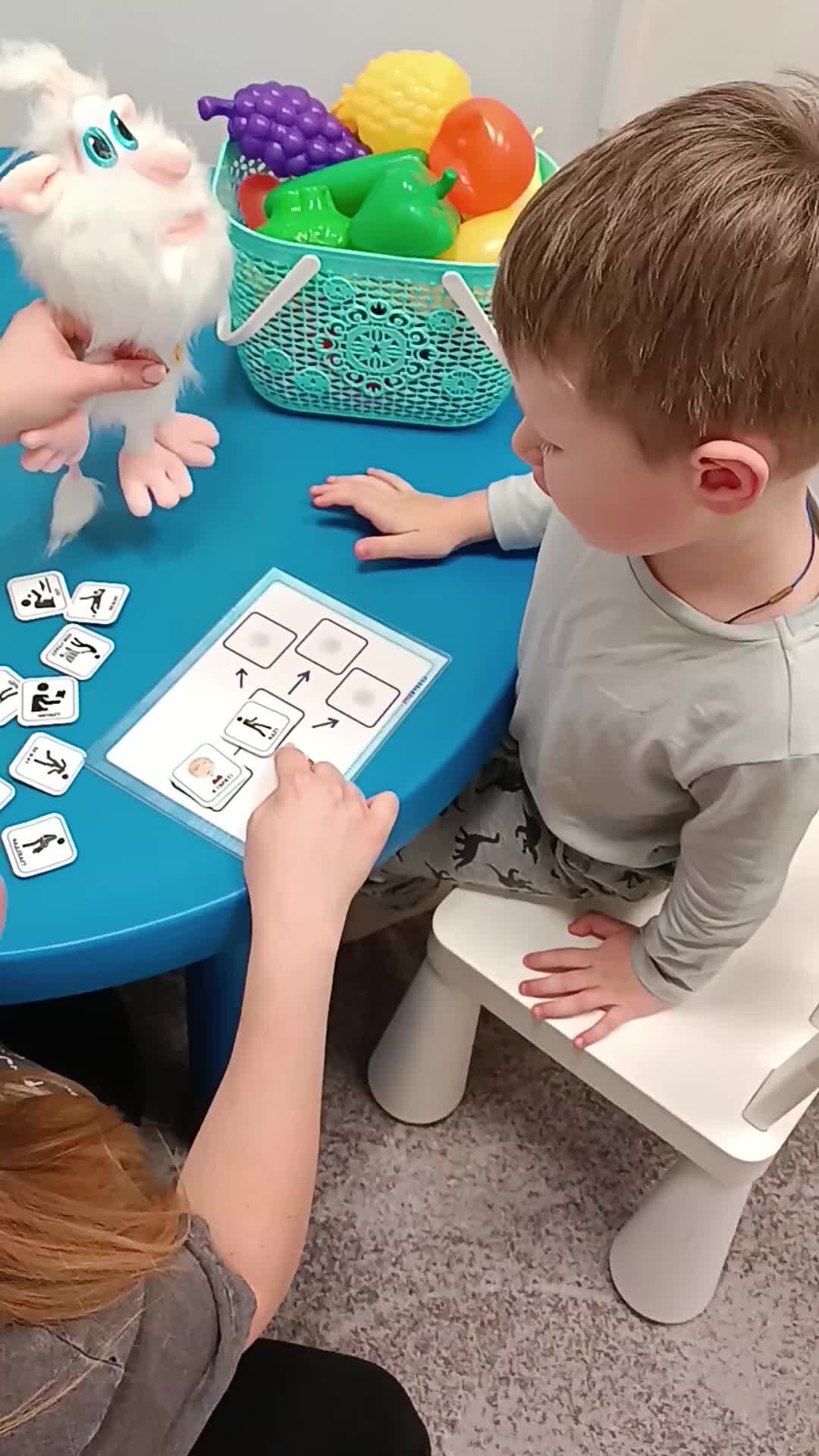 Логопед и ребенок. Название студии речевого развития. Занятия с логопедом. Студия речи. Даша выпускной.