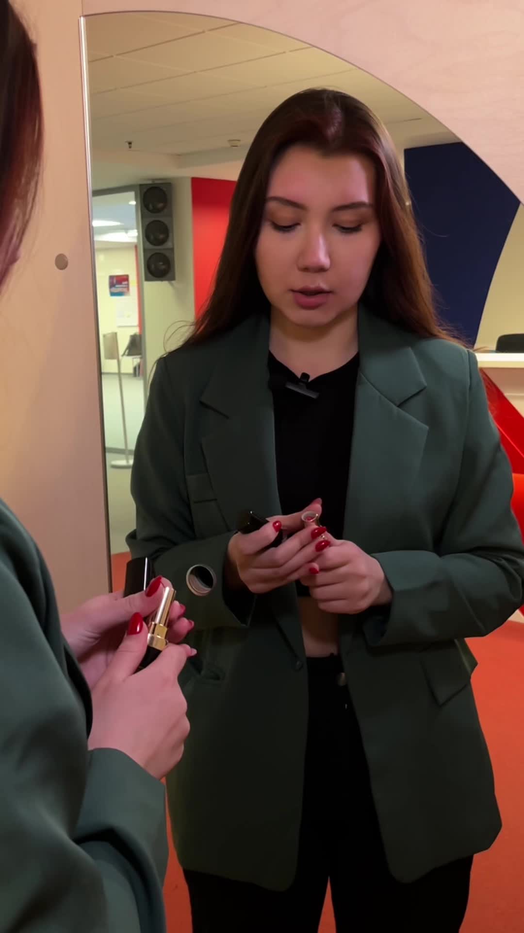 Люди ведут беседу. Переговоры женщины. Подходит и начинает разговор. Коммуникация люди. Мужчина и женщина на свидании.