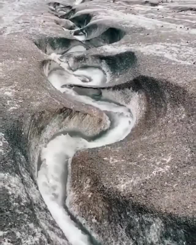 Пословицы о доброте. Пословицы со словом камень. Поговорка под лежачий камень вода не течет. Пословицы на тему доброта. Хочешь есть калачи не сиди на печи.