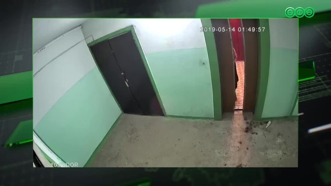 летающие головы повисли над. человек вверх ногами. над токио пролетела гигантская голова женщины. девушка летает. фотосессия в воздухе.