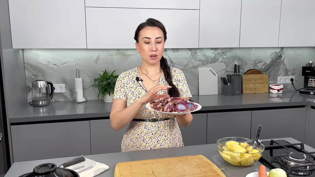 Приколы про внуков. Анекдоты про бабушек. Хочу кушать мем. Мем про бабушку и внука. Бабушки которые вели себя плохо получают внуков.