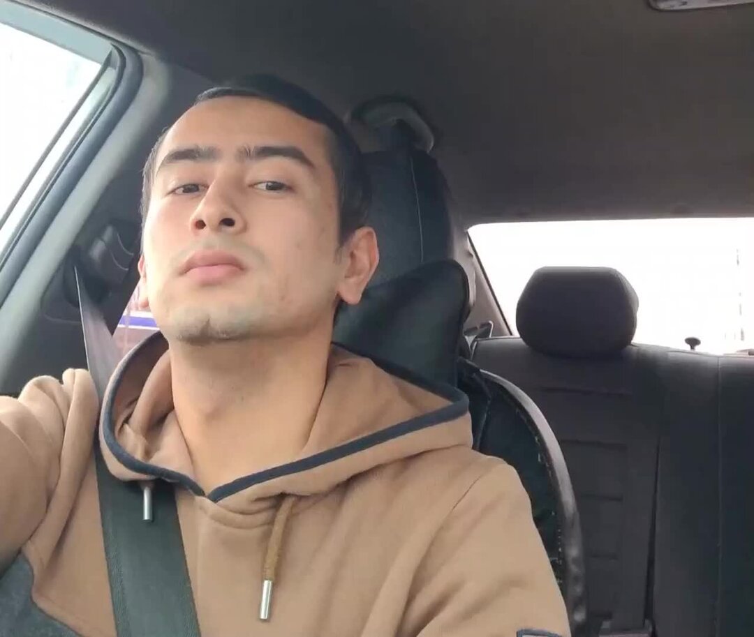 Предложение руки и сердца. Мужчина показывает сердце. Делает рукой парню. Мужчина делает предложение девушке. Предложение мужчине руки и сердца.