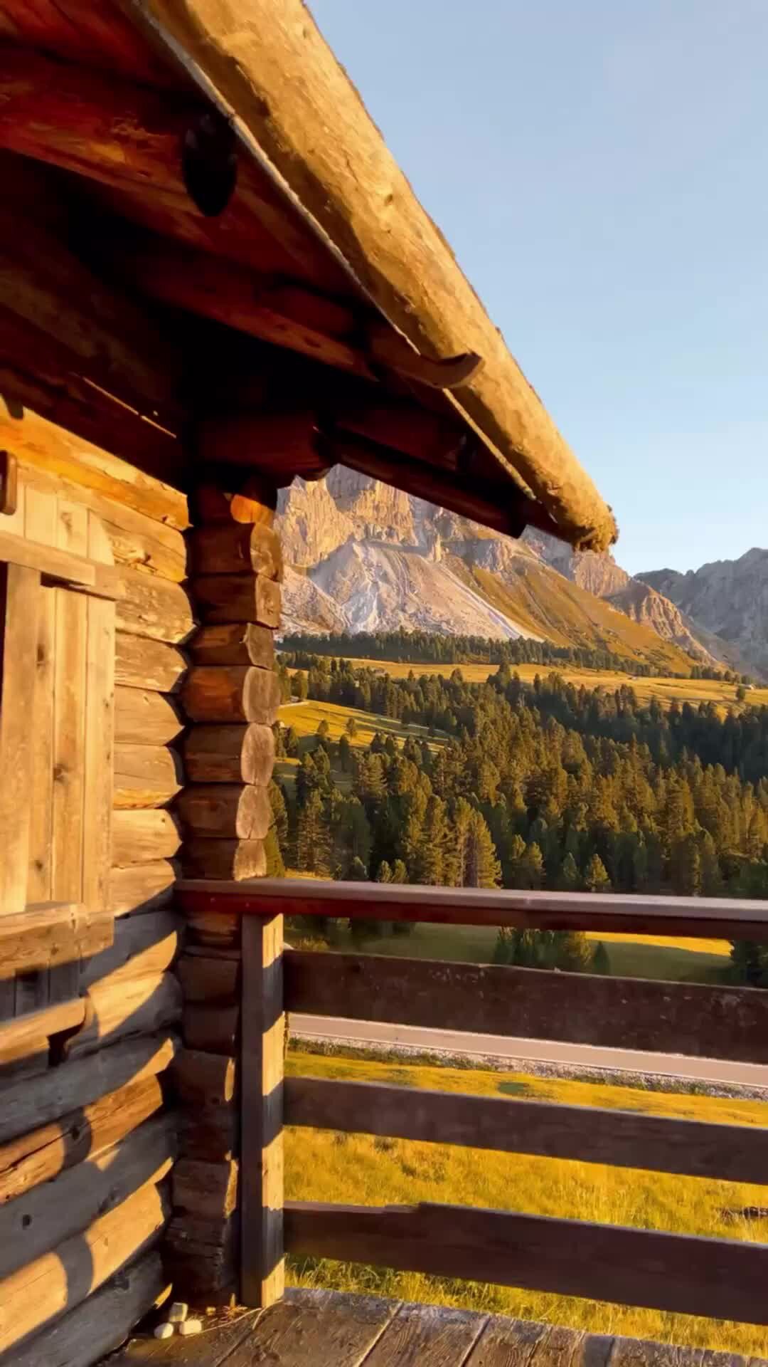 Парень и девушка. Беседующие вдалеке. Песня вместе в горе. Песня вместе в горе. Рассвет в горах и человек.