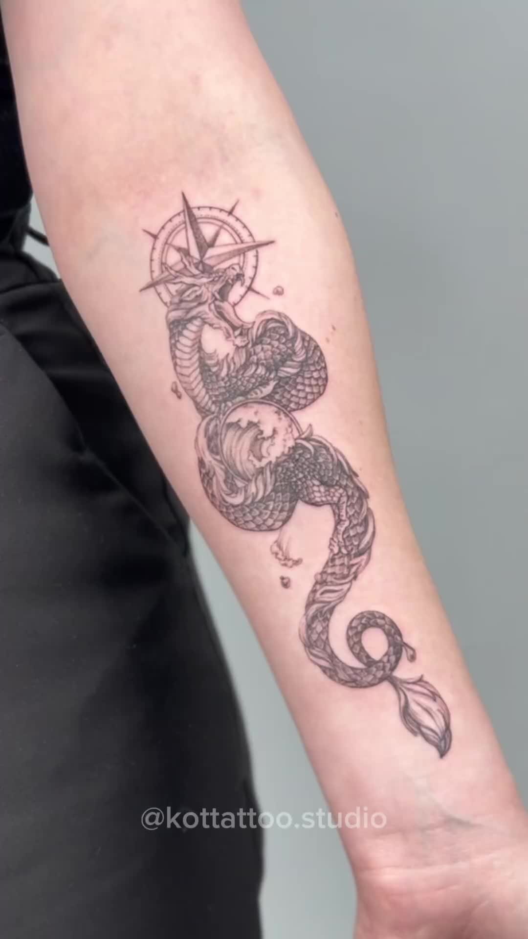 КОТ TATTOO STUDIO | Тату на руке для девушки - дракон. Красивая и стильная  татуировка в графике от мастера Kot Tattoo Studio | Дзен