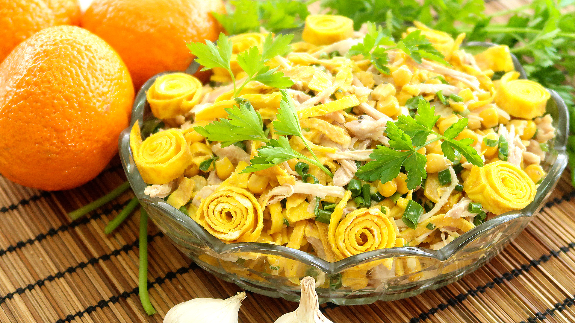 салат загадка с яичными блинчиками. салат из пекинской капусты яичных блинчиков. салат загадка с яичными блинчиками. салат загадка для гостей с яичными блинчиками. салат загадка для гостей.