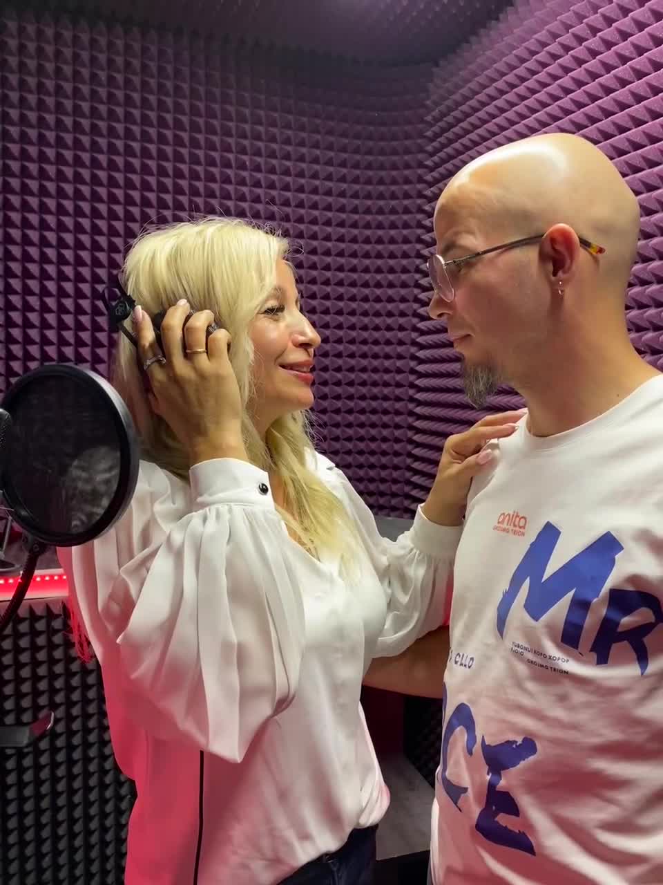 Шутки про вокал. Мне очень нравится петь. Я люблю петь. Настроение петь. Веселый человек в наушниках.