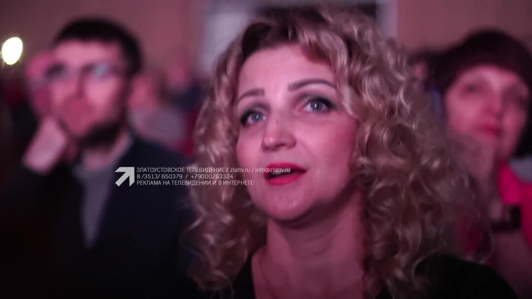 переплетенные руки. люди связанные красной нитью. сердечко из ниток. красная нить судьбы. судьбы разные да одной нитью связанные песня.