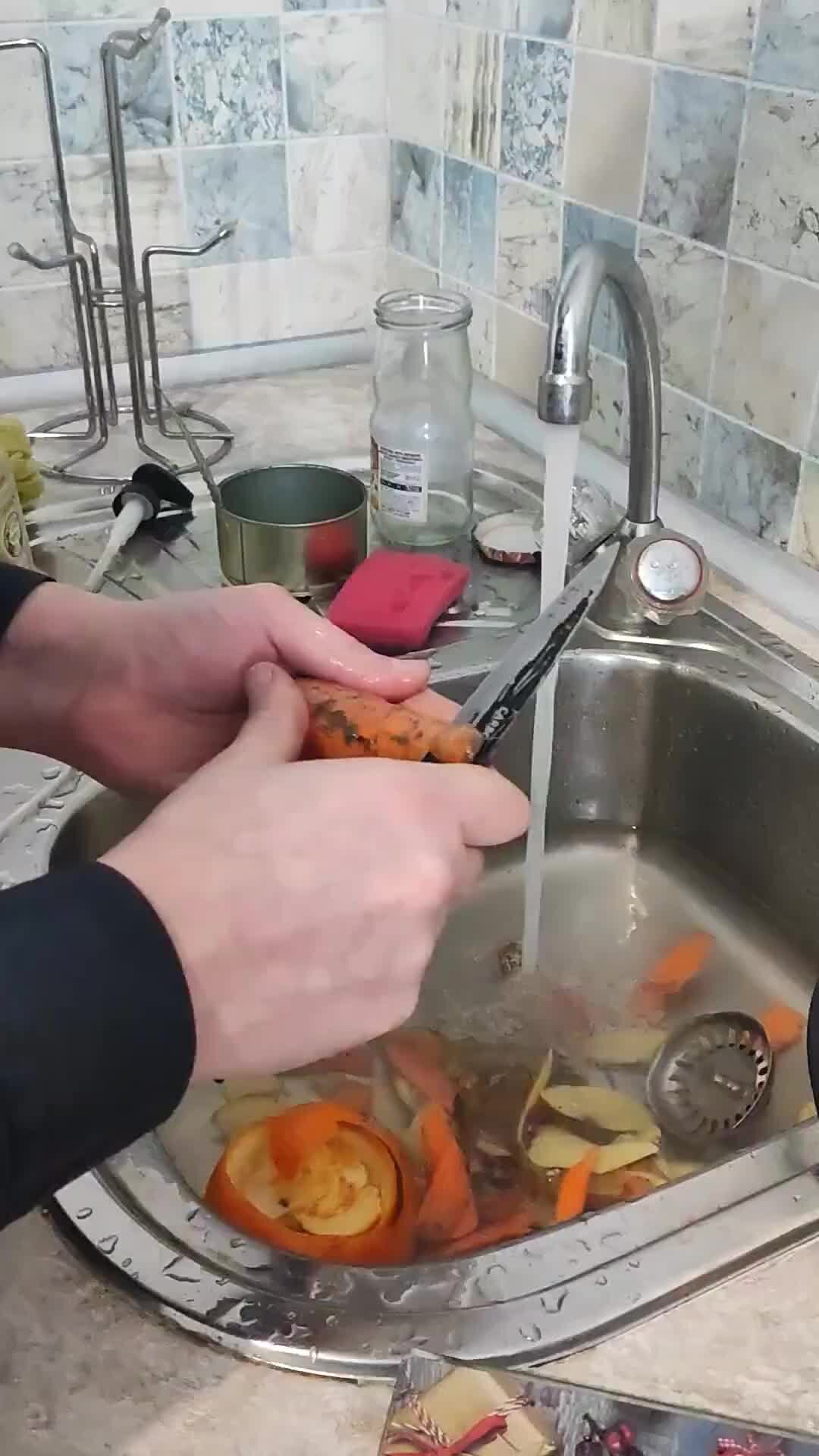 Засаленные пятна на пуховике. Как почистить без. Как почистить без. Для очистки унитаза. Средство для чистки раковин унитазов и раковин.