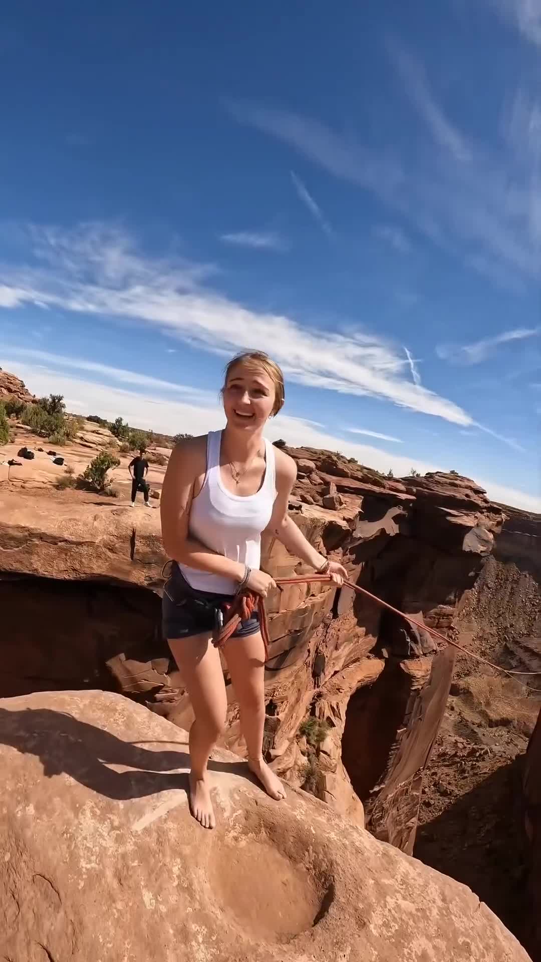 прыжок над пропастью. человек летит. прыжок в никуда. девушка падает. прыжок между скал.