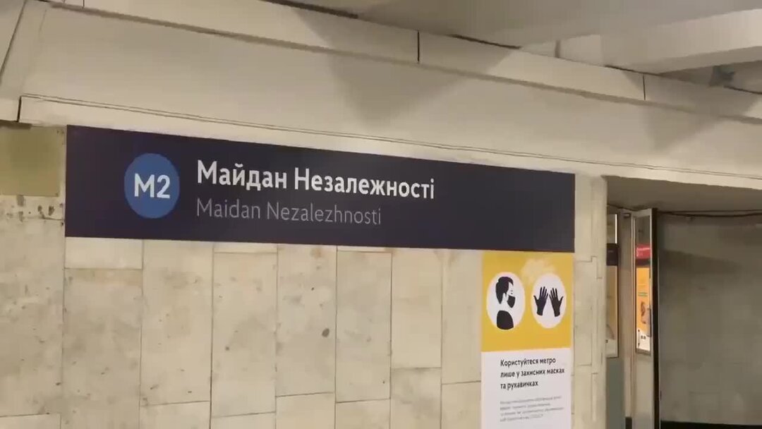 Человек перед камерой. Влезть в платье. Девушку снято. Брюнетка в платье. Влезть в джинсы.