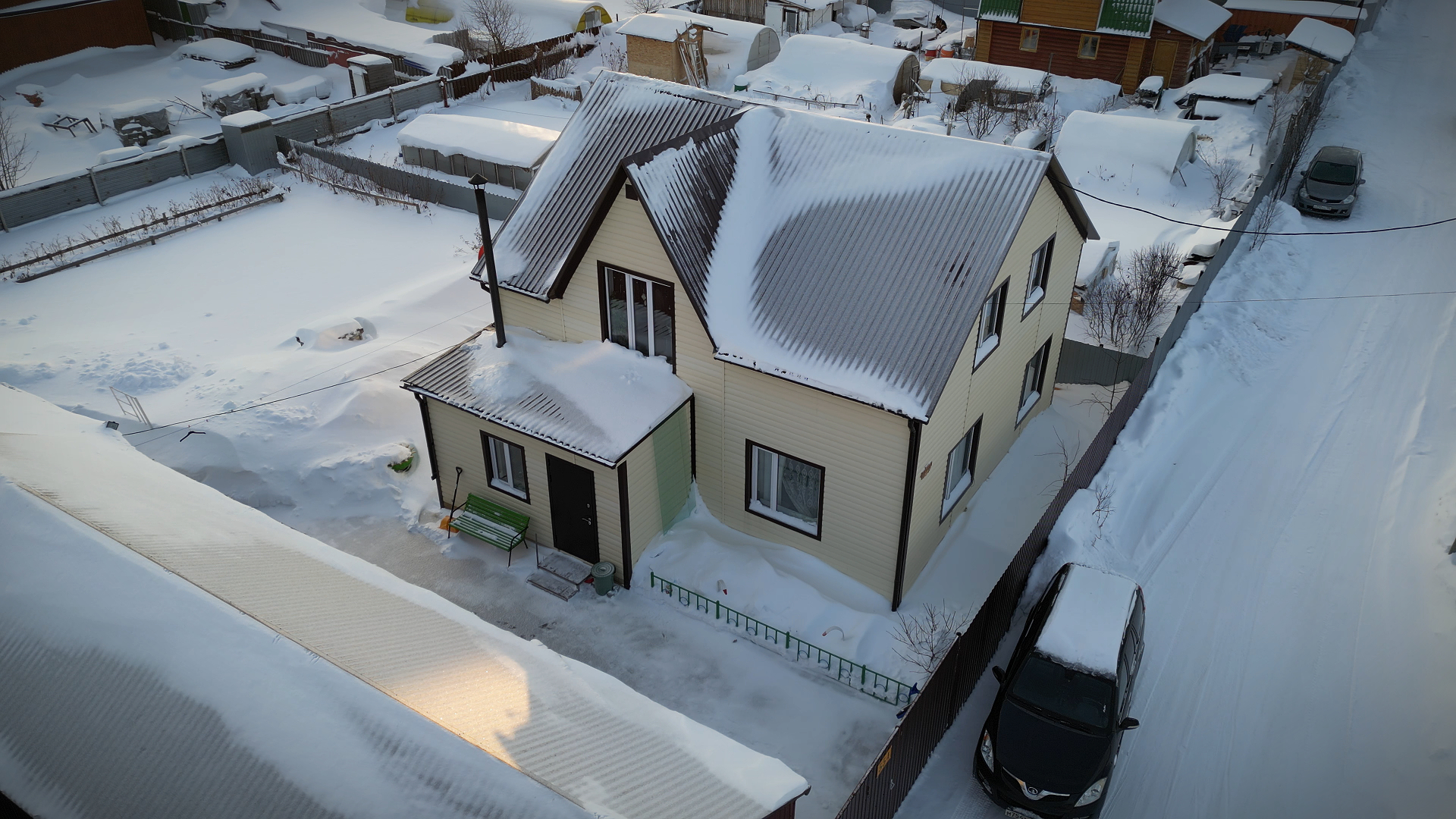 Дома у реки. Дом с видом на озеро. Дом выход к реке. Участок с выходом к воде. Домик с выходом к реке.