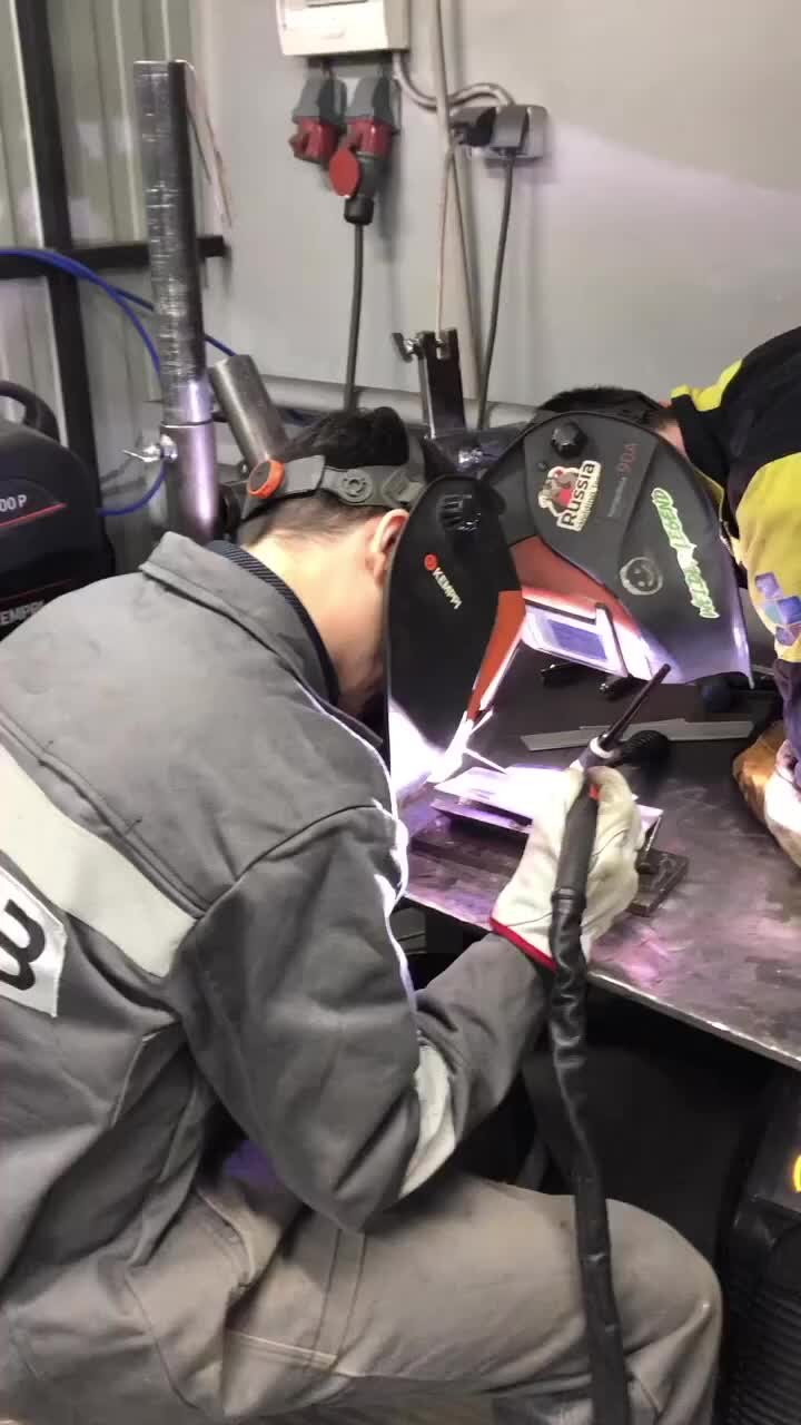 Технология сварки электродом для начинающих. Сварка инвертором для начинающих металла 2-3 мм. Электросварка научиться. Как правильно научиться варить сваркой новичку. Как правильно научиться варить сваркой с электродом.