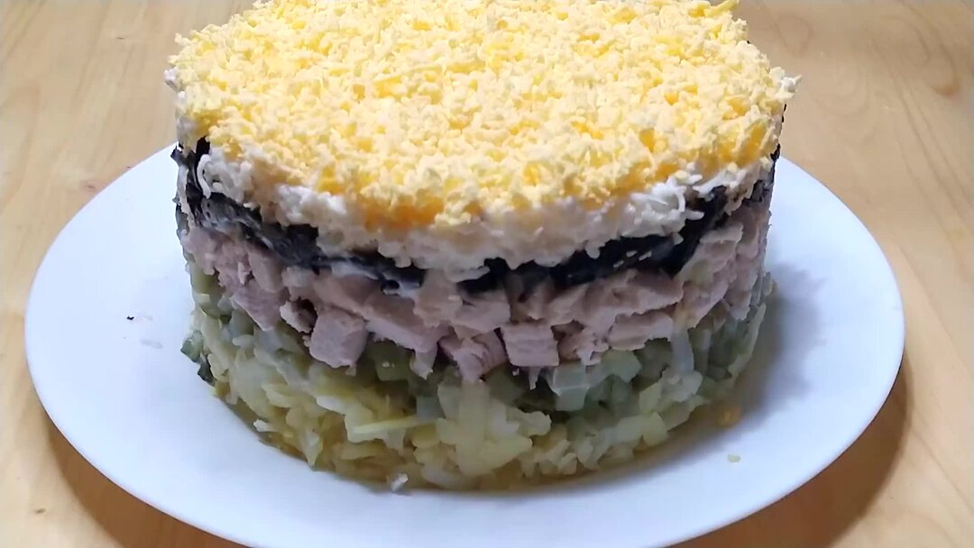 Слоеный салат с курицей