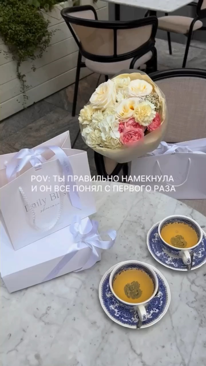 Она тебя любит. Как дать понять девушке что она нравится. Как делать намёки женщинам. Как дать понять девушке что она нравится. Как дать понять девушке что она нравится.