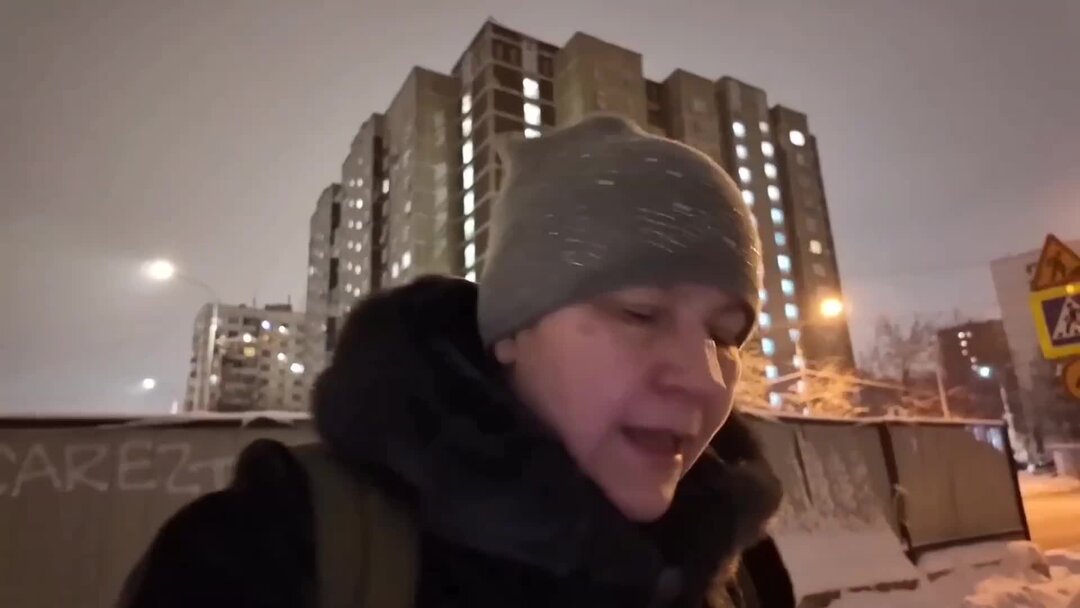 Фотосессия маляр. Женщина маляр. Мастер маляр. Женщина-маляр с ведром и валиком. Женщина штукатур.