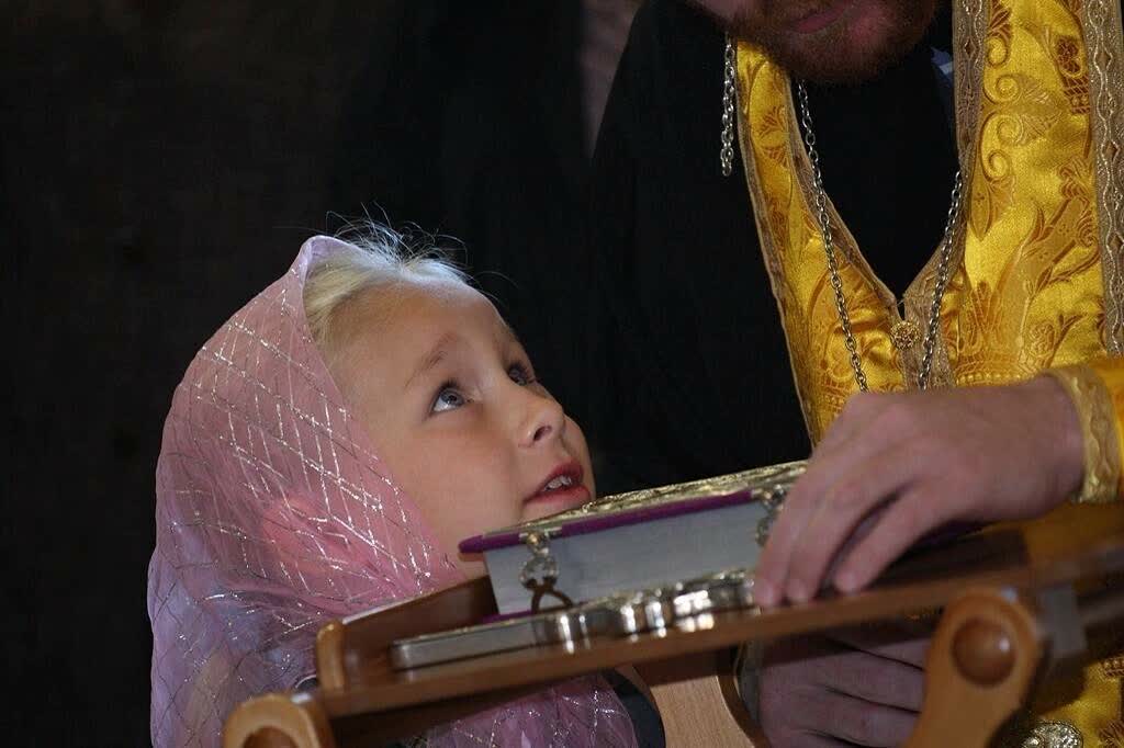 Священник и девочка. Духовник в храме. Священник крестит ребенка. Священник девочка. Католический священник фотосессия.