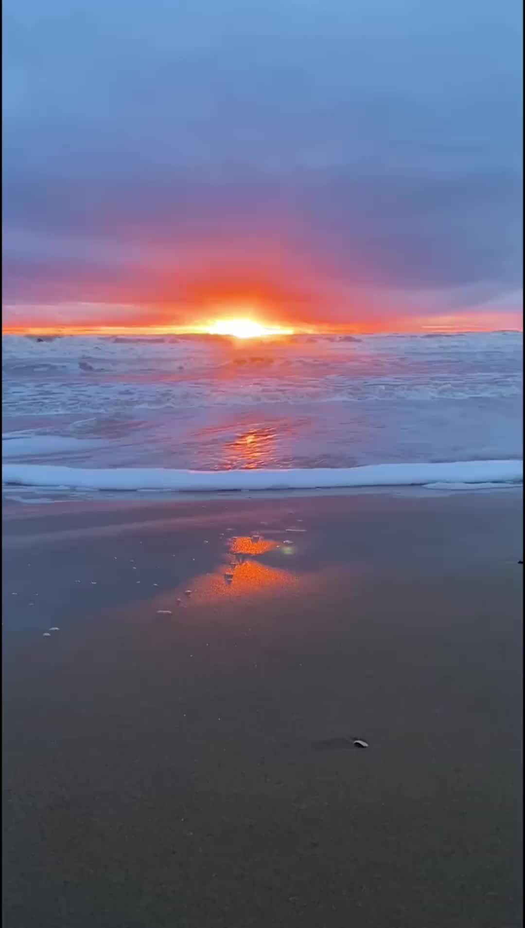 красивый рассвет. на восходе солнца. закат на море. заход солнца 20. закатное солнце.