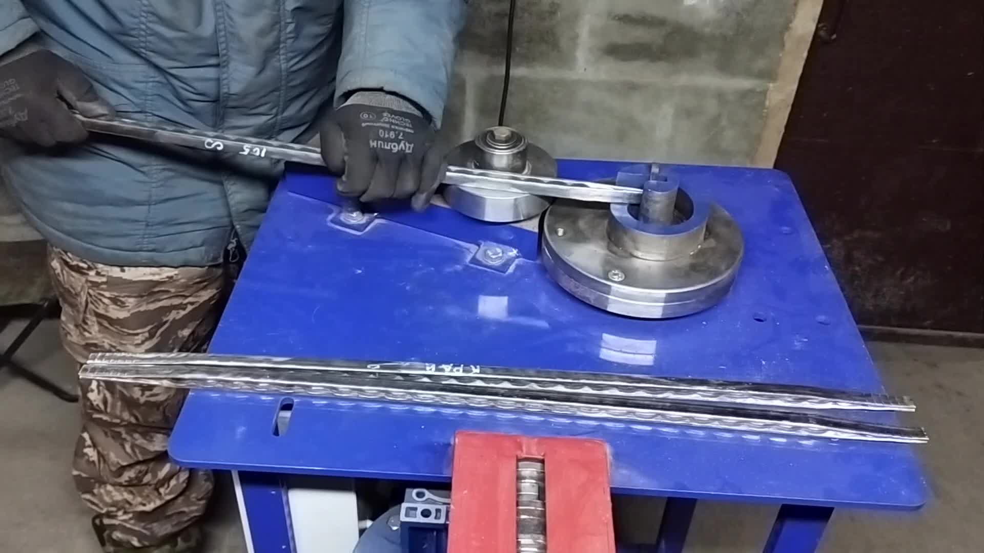 Соединение профильных труб 90. Угловое соединение профильной трубы сваркой. Разметка профильной трубы. Загнуть алюминиевый уголок на 90 градусов. Разметка профильной трубы под 90 градусов.