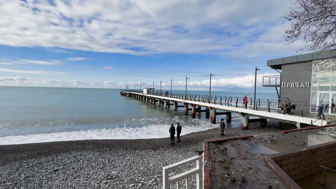 Отель прибой лазаревское. Черное море лазаревское. Сочи лазаревское на берегу моря. Лазаревское море набережная. Лазаревское набережная 2021.