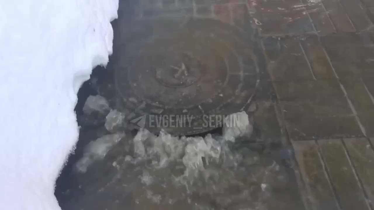 замазка швов в колодце. протечка колодца. ремонтные кольца для колодца. смещëнные кольца колодца. гидроизоляция швов бетонных колец.